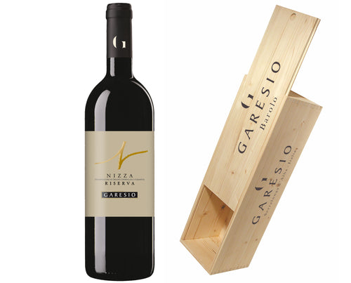 Bottiglia di Nizza Riserva DOCG Garesio del 2015 con cofanetyto di Legno per Magnum Barolo. Vino rosso delle Langhe, Piemonte. Vitigno Barbera